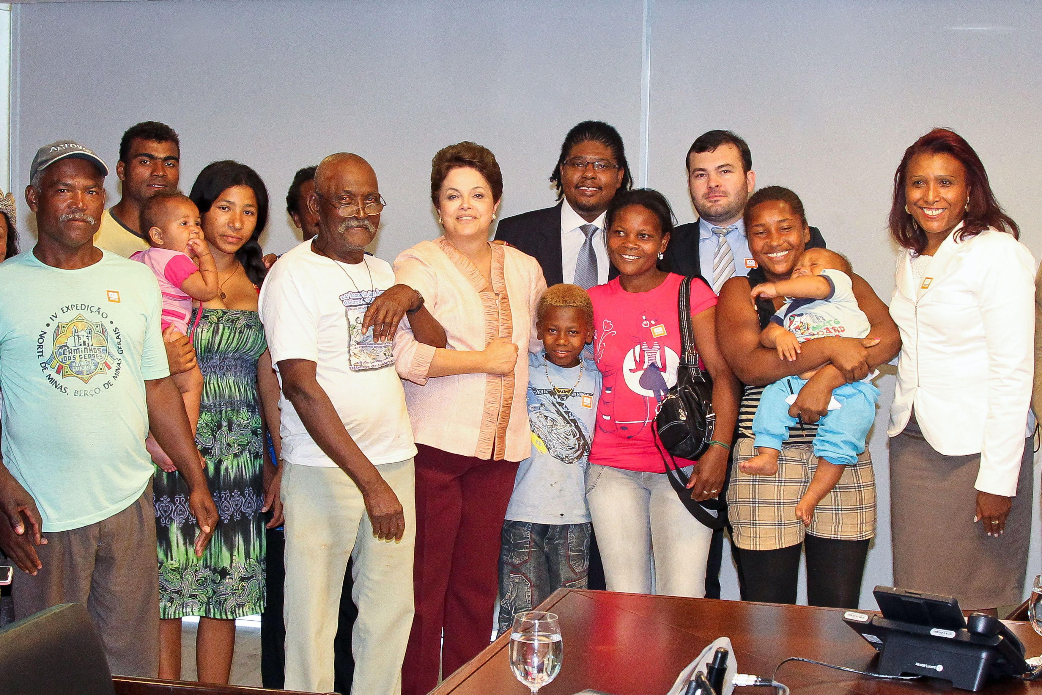  Presidenta Dilma Rousseff posa para foto com representantes de comunidade Quilombola após assinatura de Decreto sobre área Quilombola Brejo dos Crioulos do Munícipio São João da Ponte-MG. Brasília-DF, 29/09/2011