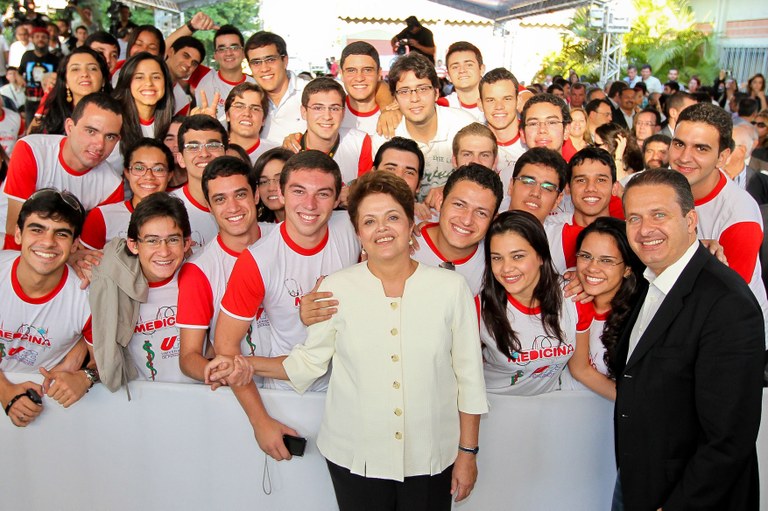 Presidenta Dilma Rousseff posa para foto com alunos da primeira turma do curso de Medicina da Universidade de Pernambuco - Campus de Garanhuns (Garanhuns-PE, 30/08/2011)