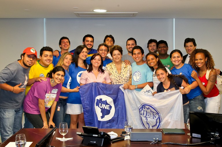Presidenta Dilma Rousseff posa pra foto com Representantes da União Nacional dos Estudantes (UNE), no Palácio do Planalto. (Brasília-DF, 31/08/2011)