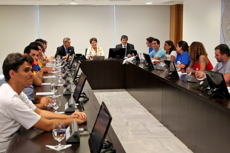 Presidenta Dilma Rousseff recebe representantes da União Nacional dos Estudantes (UNE) no Palácio do Planalto. (Brasília-DF, 31/08/2011)