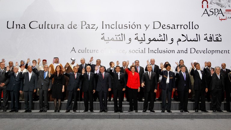 Presidenta Dilma Rousseff durante foto oficial na 3ª Cúpula ASPA. Lima - Peru, 02/10/2012