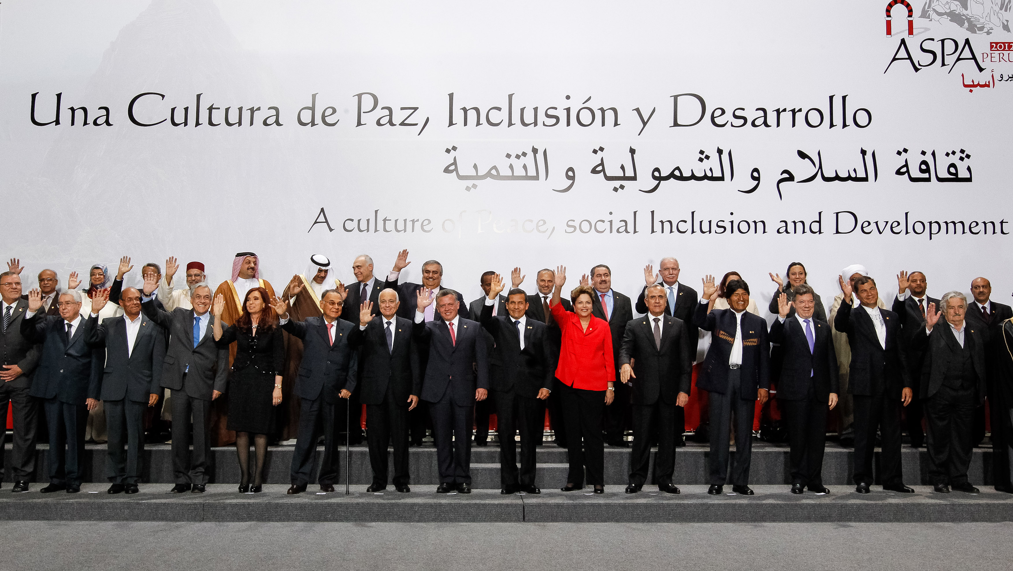 Presidenta Dilma Rousseff durante foto oficial na 3ª Cúpula ASPA. Lima - Peru, 02/10/2012