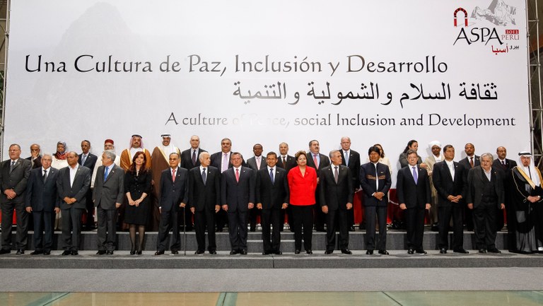 Presidenta Dilma Rousseff durante foto oficial na 3ª Cúpula ASPA. Lima - Peru, 02/10/2012