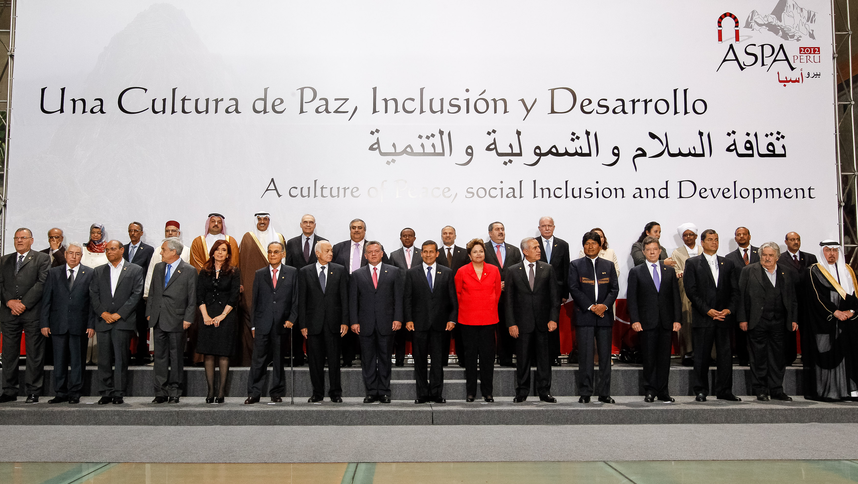 Presidenta Dilma Rousseff durante foto oficial na 3ª Cúpula ASPA. Lima - Peru, 02/10/2012