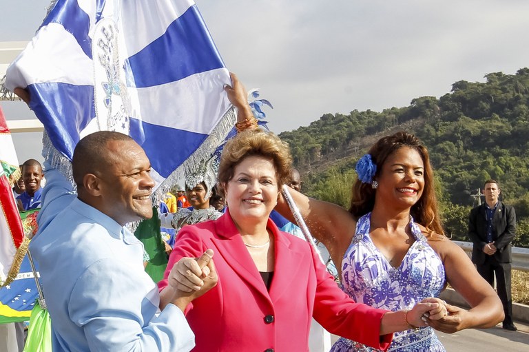  Presidenta Dilma Rousseff posa para fotos com integrantes da Escola de Samba Beija Flor de Nilópolis, durante abertura ao tráfego do Arco Metropolitano do Rio de Janeiro. Duque de Caxias-RJ, 01/07/2014  