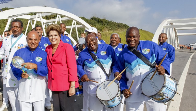  Presidenta Dilma Rousseff posa para fotos com integrantes da Escola de Samba Beija Flor de Nilópolis, durante abertura ao tráfego do Arco Metropolitano do Rio de Janeiro. Duque de Caxias-RJ, 01/07/2014  
