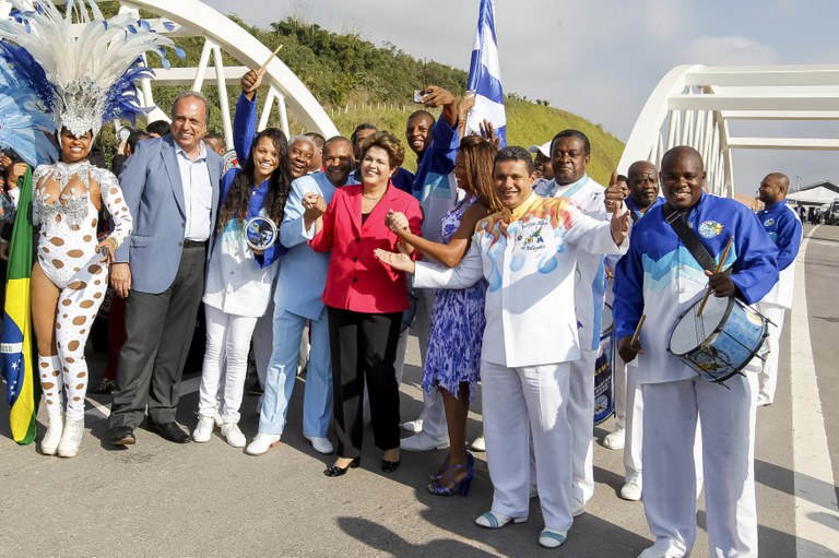  Presidenta Dilma Rousseff posa para fotos com integrantes da Escola de Samba Beija Flor de Nilópolis, durante abertura ao tráfego do Arco Metropolitano do Rio de Janeiro. Duque de Caxias-RJ, 01/07/2014  