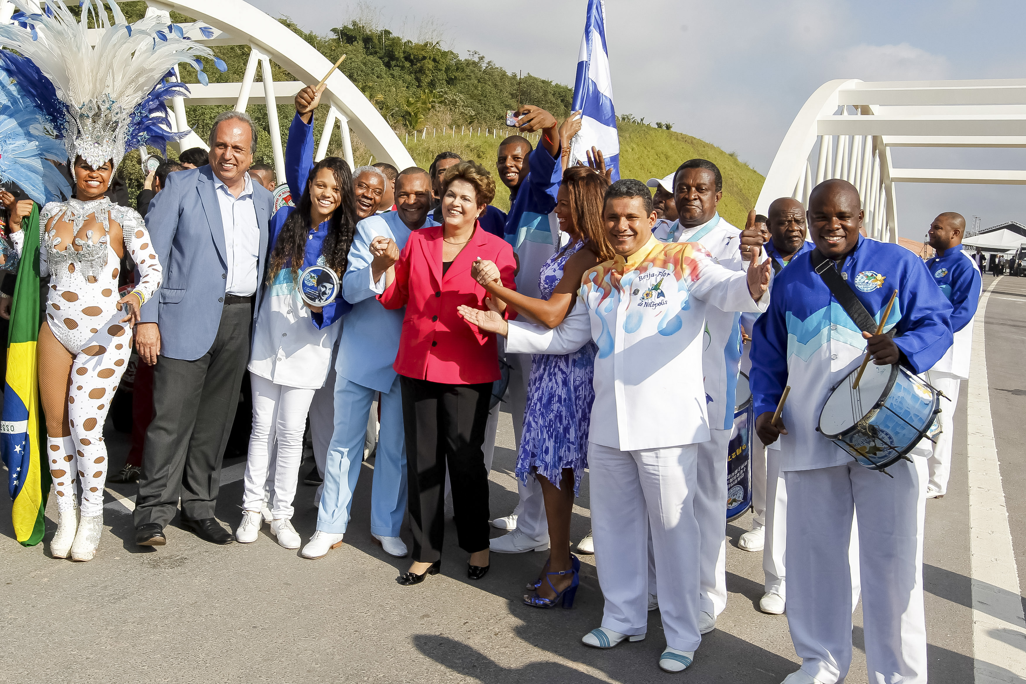  Presidenta Dilma Rousseff posa para fotos com integrantes da Escola de Samba Beija Flor de Nilópolis, durante abertura ao tráfego do Arco Metropolitano do Rio de Janeiro. Duque de Caxias-RJ, 01/07/2014  