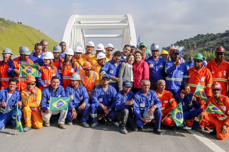Presidenta Dilma Rousseff posa para fotos com  trabalhadores, durante abertura ao tráfego do Arco Metropolitano do Rio de Janeiro. Duque de Caxias-RJ, 01/07/2014