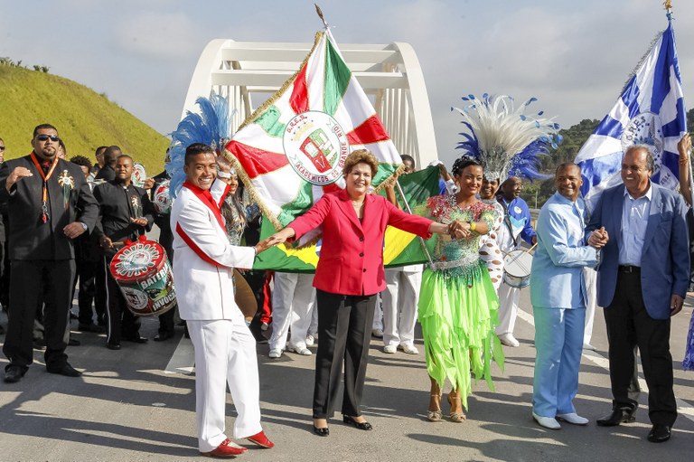  Presidenta Dilma Rousseff posa para fotos com integrantes da bateria da Escola de Samba Acadêmicos do Grande Rio, durante abertura ao tráfego do Arco Metropolitano do Rio de Janeiro. Duque de Caxias-RJ, 01/07/2014  