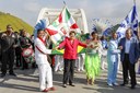  Presidenta Dilma Rousseff posa para fotos com integrantes da bateria da Escola de Samba Acadêmicos do Grande Rio, durante abertura ao tráfego do Arco Metropolitano do Rio de Janeiro. Duque de Caxias-RJ, 01/07/2014  
