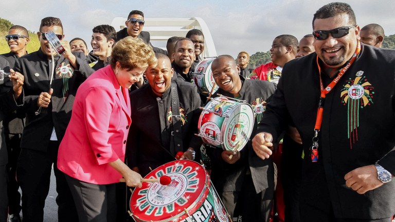 Presidenta Dilma Rousseff posa para fotos com integrantes da bateria da Escola de Samba Acadêmicos do Grande Rio, durante abertura ao tráfego do Arco Metropolitano do Rio de Janeiro. Duque de Caxias-RJ, 01/07/2014