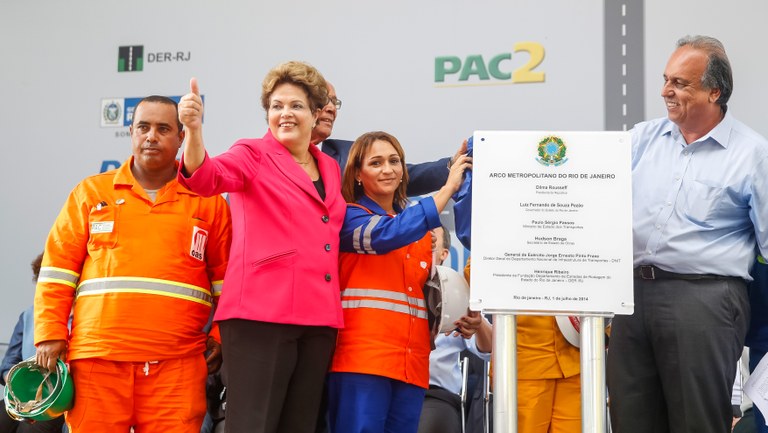 Presidenta Dilma Rousseff durante abertura ao tráfego do Arco Metropolitano do Rio de Janeiro, assinatura de contrato de financiamento para abastecimento de água na Baixada Fluminense e anúncio de novos investimentos. Duque de Caxias-RJ, 01/07/2014