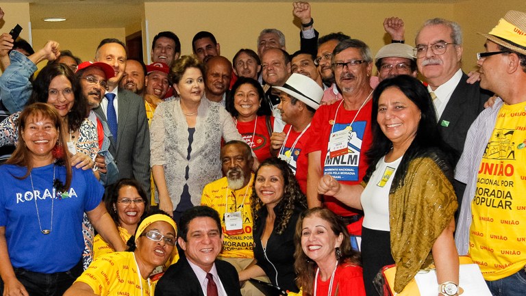 Presidenta posa com representantes de movimento sociais integrantes do Conselho Nacional das Cidades durante abertura da 5ª Conferência Nacional das Cidades. Brasília-DF, 20/11/2013