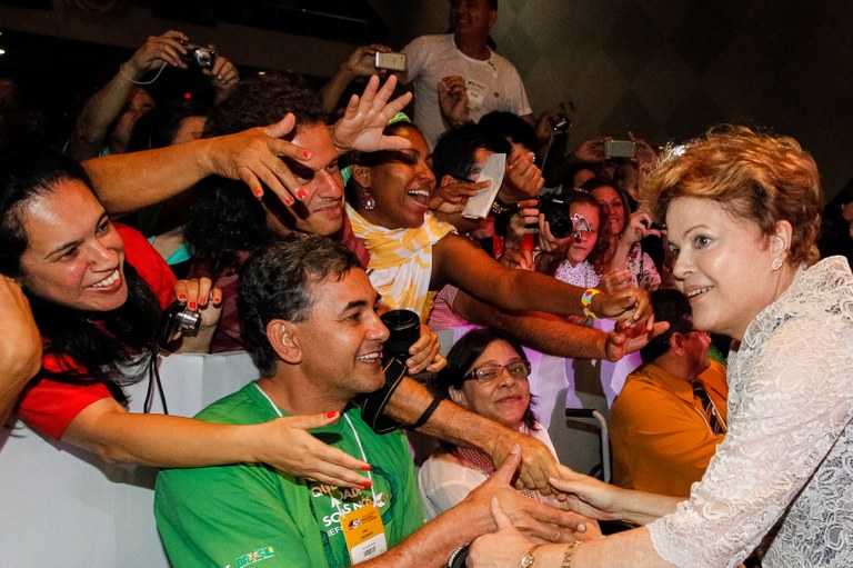  Presidenta posa com representantes de movimento sociais integrantes do Conselho Nacional das Cidades durante abertura da 5ª Conferência Nacional das Cidades. Brasília-DF, 20/11/2013