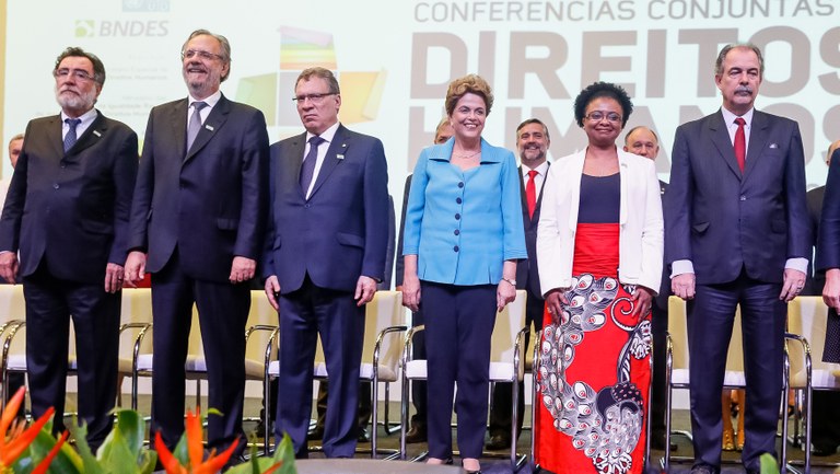 Presidenta Dilma Rousseff na abertura da Conferência Nacional de Direitos Humanos e encerramento das Conferências Nacionais dos Direitos da Criança e do Adolescente, da Pessoa Idosa, de LGBT e da Pessoa com Deficiência. Brasília-DF, 27/04/2016 Presidenta Dilma Rousseff na abertura da Conferência Nacional de Direitos Humanos e encerramento das Conferências Nacionais dos Direitos da Criança e do Adolescente, da Pessoa Idosa, de LGBT e da Pessoa com Deficiência. Brasília-DF, 27/04/2016