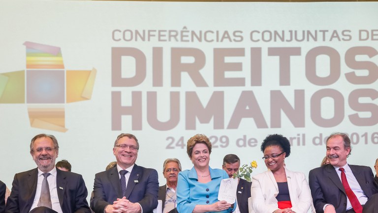 Presidenta Dilma Rousseff na abertura da Conferência Nacional de Direitos Humanos e encerramento das Conferências Nacionais dos Direitos da Criança e do Adolescente, da Pessoa Idosa, de LGBT e da Pessoa com Deficiência. Brasília-DF, 27/04/2016 Presidenta Dilma Rousseff na abertura da Conferência Nacional de Direitos Humanos e encerramento das Conferências Nacionais dos Direitos da Criança e do Adolescente, da Pessoa Idosa, de LGBT e da Pessoa com Deficiência. Brasília-DF, 27/04/2016