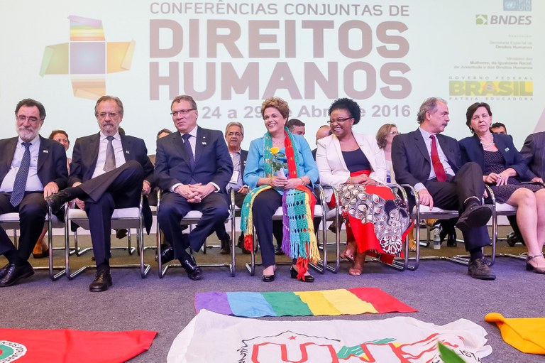 Presidenta Dilma Rousseff na abertura da Conferência Nacional de Direitos Humanos e encerramento das Conferências Nacionais dos Direitos da Criança e do Adolescente, da Pessoa Idosa, de LGBT e da Pessoa com Deficiência. Brasília-DF, 27/04/2016 Presidenta Dilma Rousseff na abertura da Conferência Nacional de Direitos Humanos e encerramento das Conferências Nacionais dos Direitos da Criança e do Adolescente, da Pessoa Idosa, de LGBT e da Pessoa com Deficiência. Brasília-DF, 27/04/2016