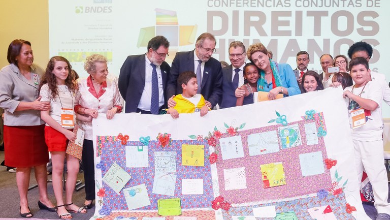 Presidenta Dilma Rousseff na abertura da Conferência Nacional de Direitos Humanos e encerramento das Conferências Nacionais dos Direitos da Criança e do Adolescente, da Pessoa Idosa, de LGBT e da Pessoa com Deficiência. Brasília-DF, 27/04/2016 Presidenta Dilma Rousseff na abertura da Conferência Nacional de Direitos Humanos e encerramento das Conferências Nacionais dos Direitos da Criança e do Adolescente, da Pessoa Idosa, de LGBT e da Pessoa com Deficiência. Brasília-DF, 27/04/2016