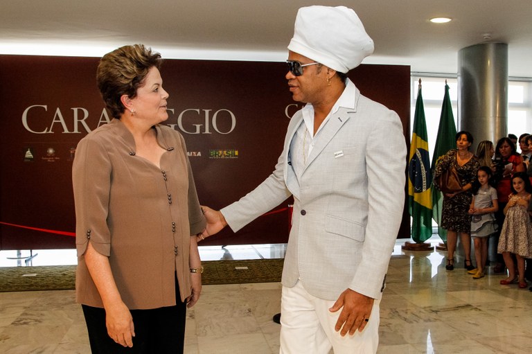 Presidenta Dilma Rousseff conversa com o cantor Carlinhos Brown durante abertura da exposição das obras de Caravaggio. Brasília - DF, 05/10/2012