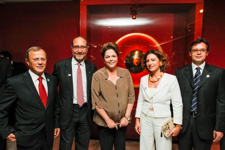 Presidenta Dilma Rousseff junto com Valentino Rizzioli (Vice-presidente da Fiat), Gherardo La Francesca (Embaixador da Itália no Brasil), Antonela La Francesca (Embaixatriz) e Alberto Zoffili (Dono da obra) durante abertura da exposição das obras de Caravaggio. Brasília - DF, 05/10/2012