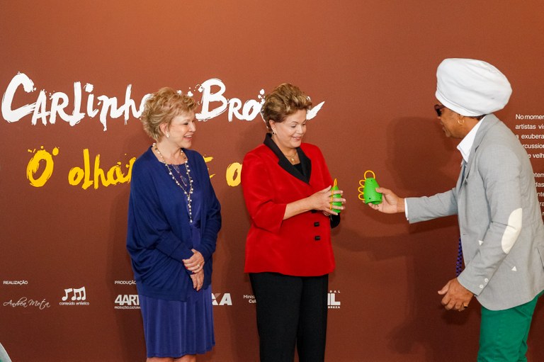 residenta Dilma Rousseff e a Ministra da Cultura Marta Suplicy durante abertura da exposição "O olhar que ouve", de Carlinhos Brown. Brasília - DF, 23/04/2013