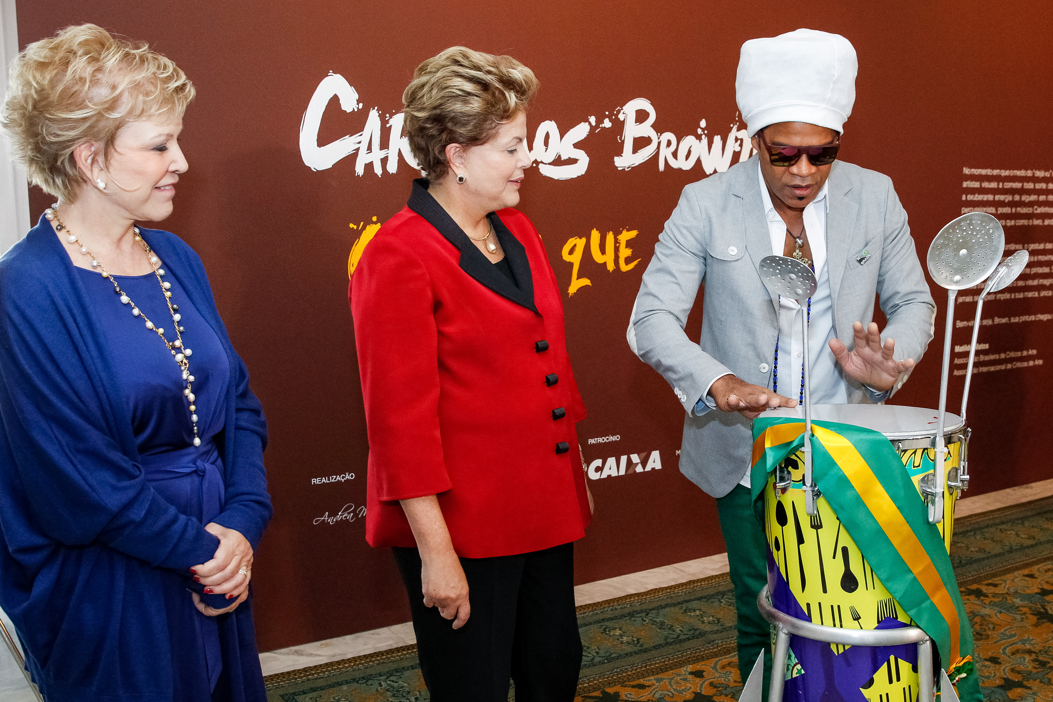 Presidenta Dilma Rousseff e a Ministra da Cultura Marta Suplicy durante abertura da exposição "O olhar que ouve", de Carlinhos Brown. Brasília - DF, 23/04/2013