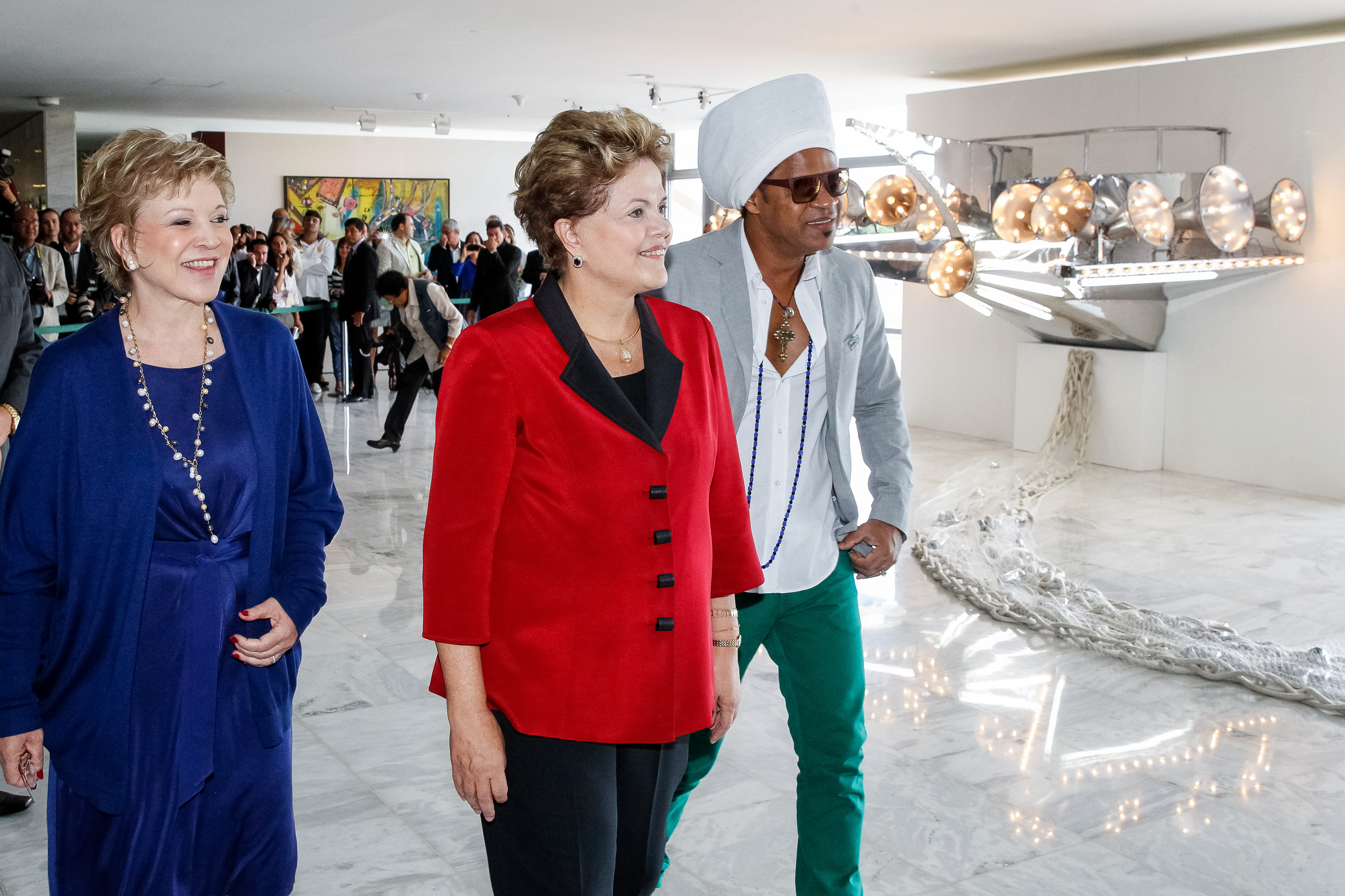 Presidenta Dilma Rousseff e a Ministra da Cultura Marta Suplicy durante abertura da exposição "O olhar que ouve", de Carlinhos Brown. Brasília - DF, 23/04/2013