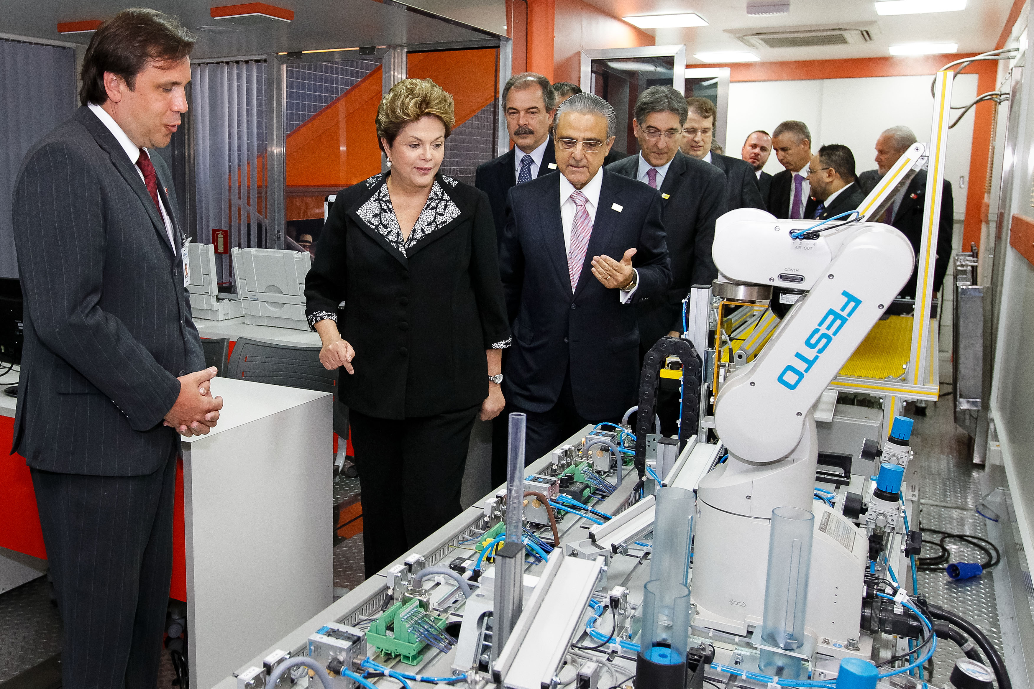 Presidenta Dilma Rousseff visita Carreta-Laboratório do Sistema S e da Rede Federal durante a cerimônia de abertura do 7º Encontro Nacional da Indústria (Enai) - balanço do Pronatec. Brasília - DF, 05/12/2012