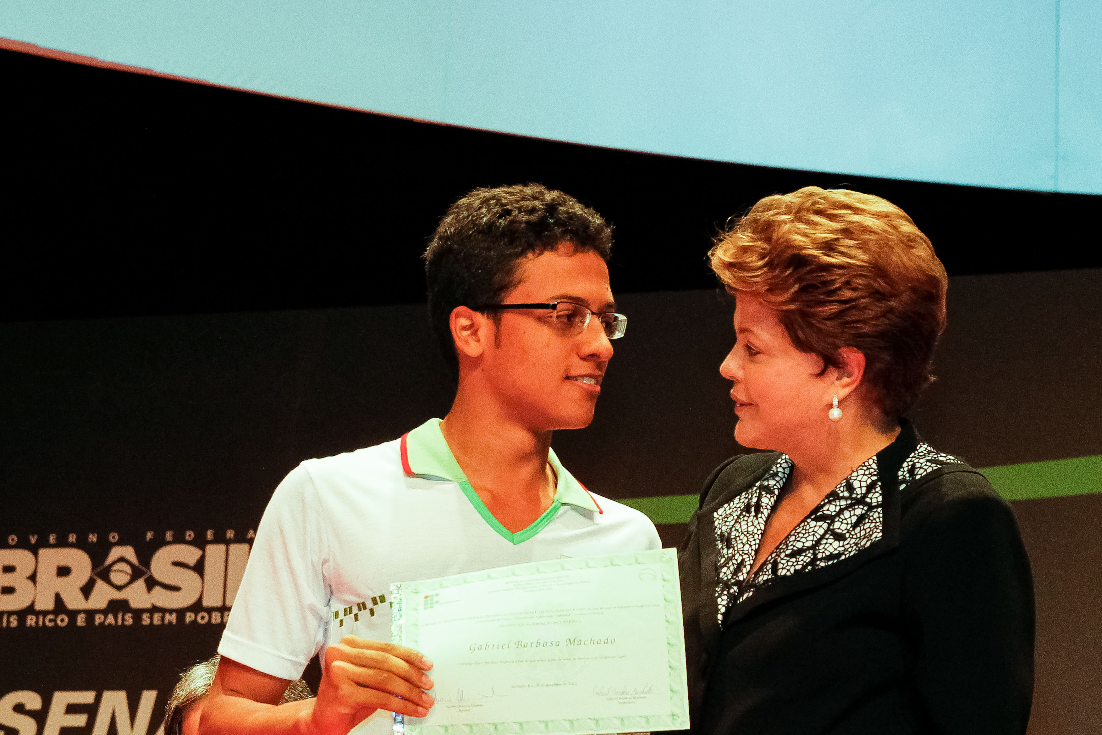 Presidenta Dilma Rousseff entrega certificado de conclusão de curso técnico em automação industrial ao aluno, Gabriel Barbosa Machado, do Instituto Federal da Bahia durante a cerimônia de abertura do 7º Encontro Nacional da Indústria (Enai) - balanço do Pronatec. Brasília - DF, 05/12/2012