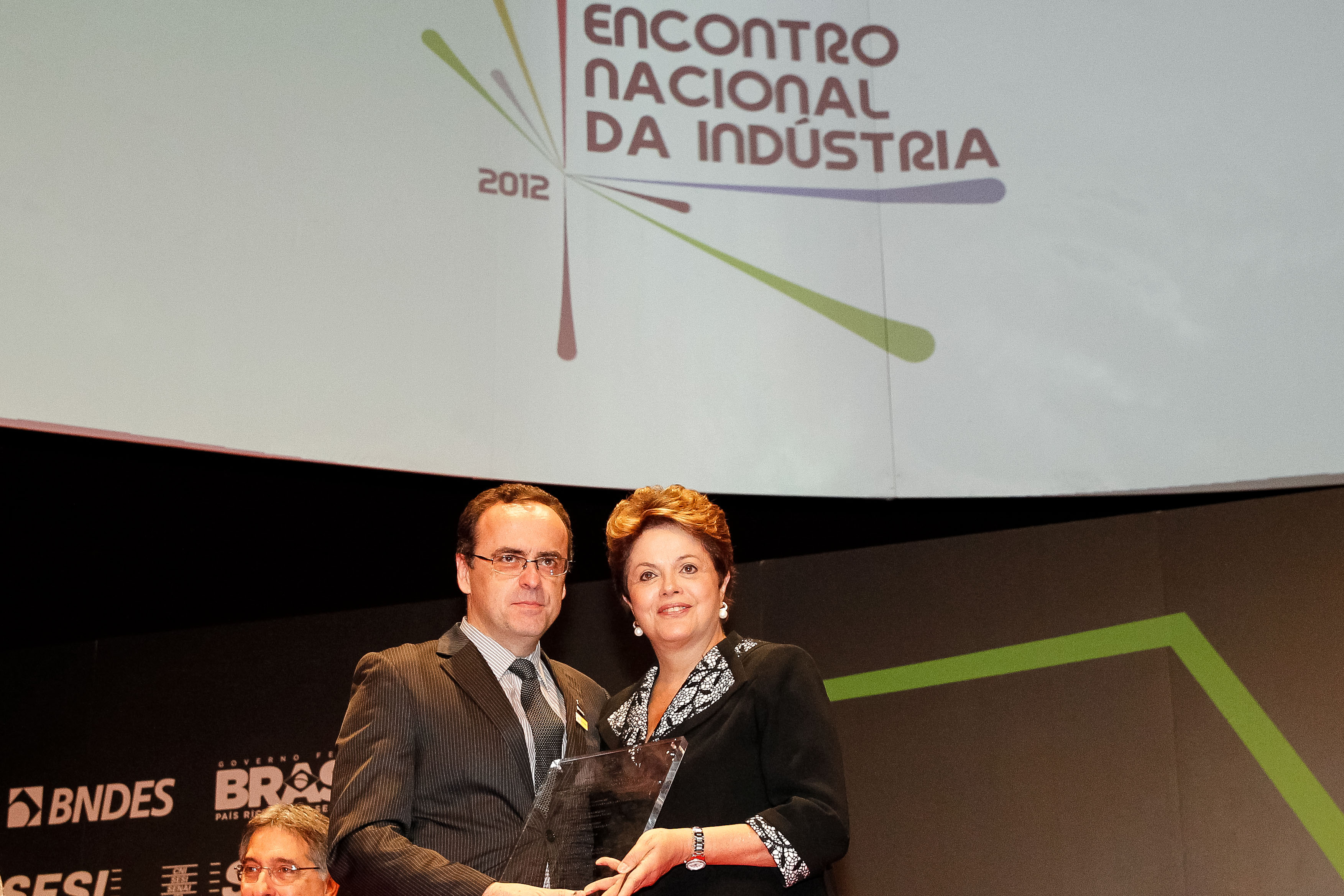 Presidenta Dilma Rousseff entrega placa alusiva a inauguração do Campus Passos Federal Sul de Minas ao senhor Sérgio Pedini durante a cerimônia de abertura do 7º Encontro Nacional da Indústria (Enai) - balanço do Pronatec. Brasília - DF, 05/12/2012