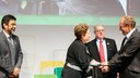Presidenta Dilma Rousseff cumprimenta o Senhor Tim Berners Lee, criador da WEB, durante cerimônia de abertura do Encontro Global Multissetorial sobre o Futuro da Governança da Internet - NET Mundial. São Paulo  - SP, 23/04/2014