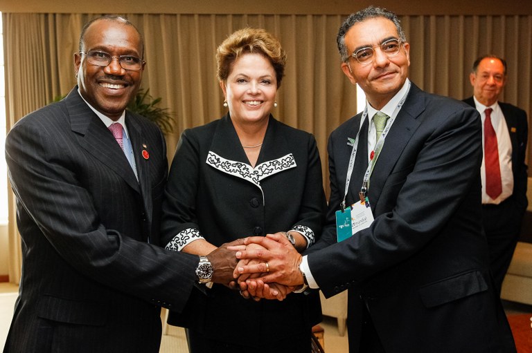 Presidenta Dilma Rousseff posa para fotos com o Senhor Hamadoun Touré, Secretário-Geral da União Internacional de Telecomunicações (ITU) e o Senhor Fadi Chéhadé, CEO da ICANN, durante cerimônia de abertura do Encontro Global Multissetorial sobre o Futuro da Governança da Internet - NET Mundial. São Paulo - SP, 23/04/2014 Presidenta Dilma Rousseff posa para fotos com o Senhor Hamadoun Touré, Secretário-Geral da União Internacional de Telecomunicações (ITU) e o Senhor Fadi Chéhadé, CEO da ICANN, durante cerimônia de abertura do Encontro Global Multissetorial sobre o Futuro da Governança da Internet - NET Mundial. São Paulo - SP, 23/04/2014