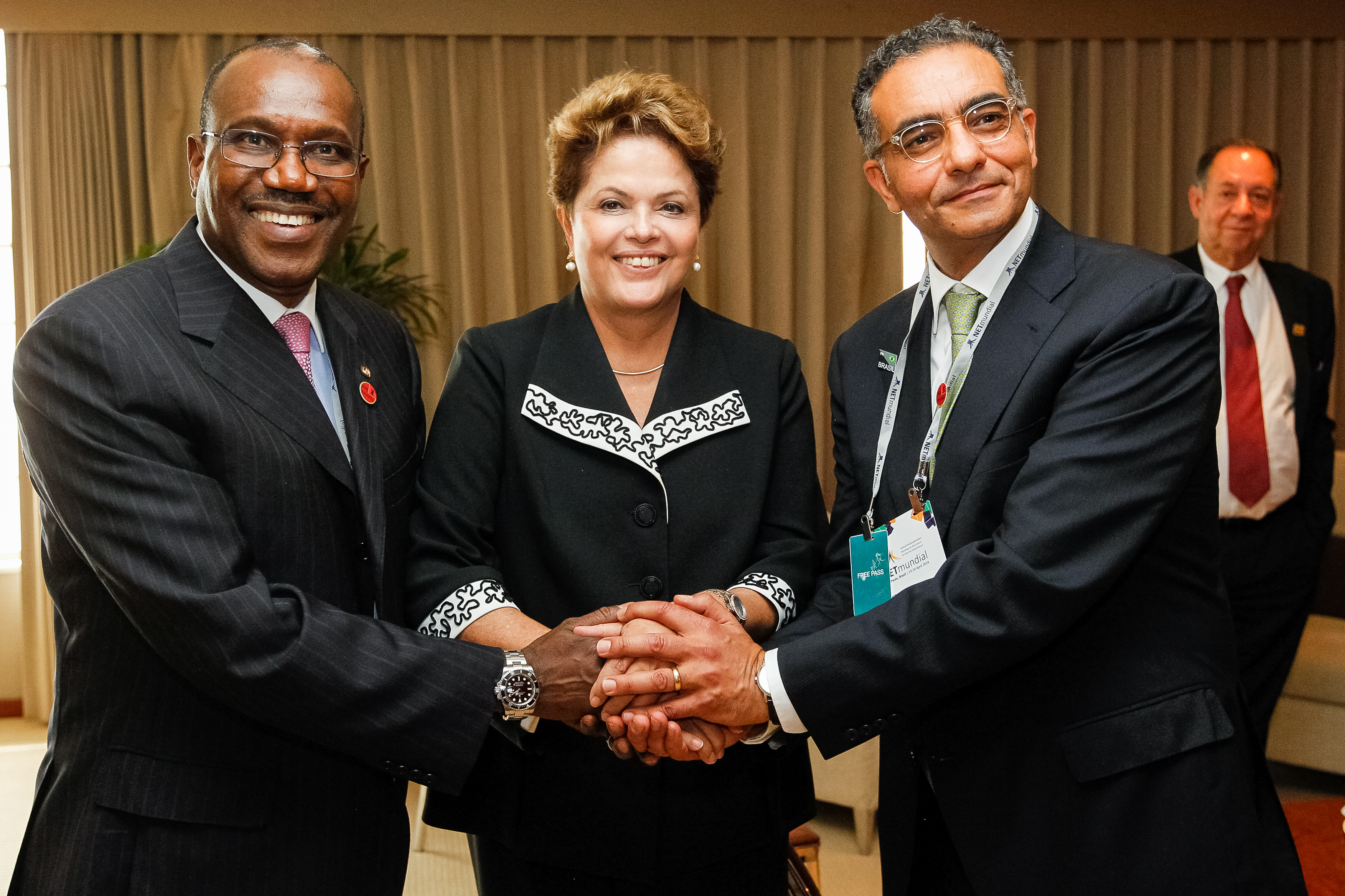 Presidenta Dilma Rousseff posa para fotos com o Senhor Hamadoun Touré, Secretário-Geral da União  Internacional de Telecomunicações (ITU) e o Senhor Fadi Chéhadé, CEO da ICANN, durante cerimônia de abertura do Encontro Global Multissetorial sobre o Futuro da Governança da Internet - NET Mundial. São Paulo  - SP, 23/04/2014