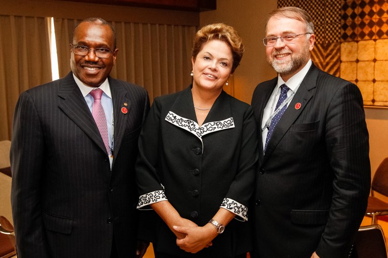 Presidenta Dilma Rousseff posa para fotos com o Senhor Hamadoun Touré, Secretário-Geral da União Internacional de Telecomunicações (UIT) e Senhor Bruno Ramos, Diretor Regional, durante cerimônia de abertura do Encontro Global Multissetorial sobre o Futuro da Governança da Internet - NET Mundial. São Paulo - SP, 23/04/2014 Presidenta Dilma Rousseff posa para fotos com o Senhor Hamadoun Touré, Secretário-Geral da União Internacional de Telecomunicações (UIT) e Senhor Bruno Ramos, Diretor Regional, durante cerimônia de abertura do Encontro Global Multissetorial sobre o Futuro da Governança da Internet - NET Mundial. São Paulo - SP, 23/04/2014