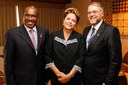 Presidenta Dilma Rousseff posa para fotos com o Senhor Hamadoun Touré, Secretário-Geral da União  Internacional de Telecomunicações (UIT) e Senhor Bruno Ramos, Diretor Regional, durante cerimônia de abertura do Encontro Global Multissetorial sobre o Futuro da Governança da Internet - NET Mundial. São Paulo  - SP, 23/04/2014