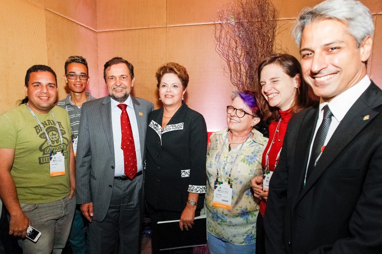 Presidenta Dilma Rousseff posa para fotos com o Senador Walter Pinheiro, Deputado Federal Alessandro Molon e representantes da sociedade civil, durante cerimônia de abertura do Encontro Global Multissetorial sobre o Futuro da Governança da Internet - NET Mundial. São Paulo - SP, 23/04/2014 Presidenta Dilma Rousseff posa para fotos com o Senador Walter Pinheiro, Deputado Federal Alessandro Molon e representantes da sociedade civil, durante cerimônia de abertura do Encontro Global Multissetorial sobre o Futuro da Governança da Internet - NET Mundial. São Paulo - SP, 23/04/2014
