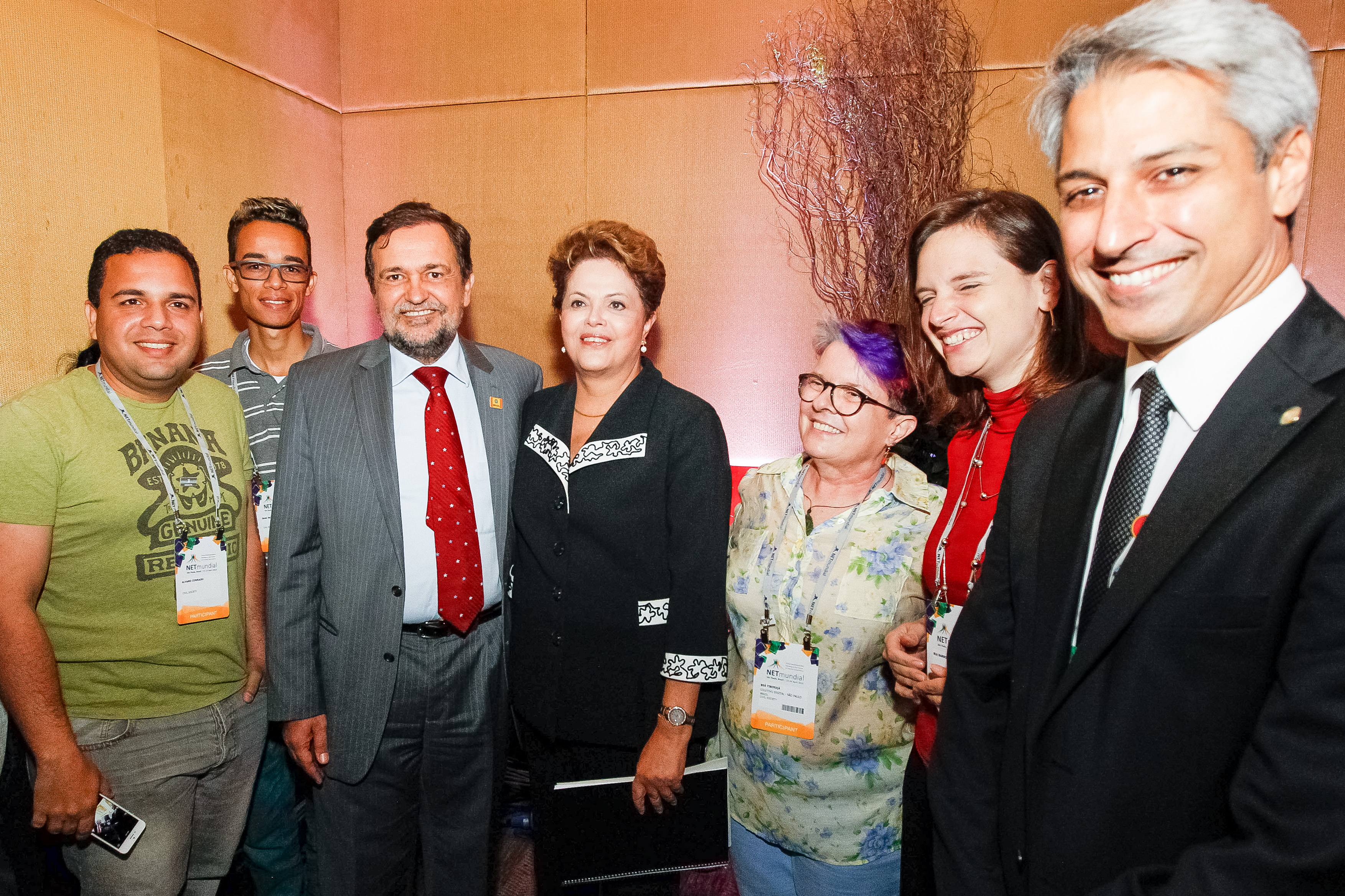 Presidenta Dilma Rousseff posa para fotos com o Senador Walter Pinheiro, Deputado Federal Alessandro Molon e representantes da sociedade civil, durante cerimônia de abertura do Encontro Global Multissetorial sobre o Futuro da Governança da Internet - NET Mundial. São Paulo  - SP, 23/04/2014