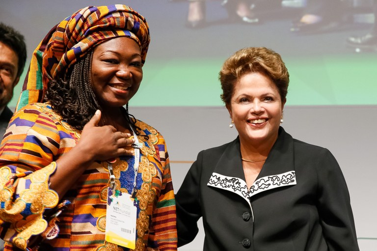 Presidenta Dilma Rousseff posa para fotos com a Senhora Nnenna Nwakanma, cofundadora da Free Software and open Source Foundation for Africa - FLOSS, durante cerimônia de abertura do Encontro Global Multissetorial sobre o Futuro da Governança da Internet - NET Mundial. São Paulo - SP, 23/04/2014 Presidenta Dilma Rousseff posa para fotos com a Senhora Nnenna Nwakanma, cofundadora da Free Software and open Source Foundation for Africa - FLOSS, durante cerimônia de abertura do Encontro Global Multissetorial sobre o Futuro da Governança da Internet - NET Mundial. São Paulo - SP, 23/04/2014