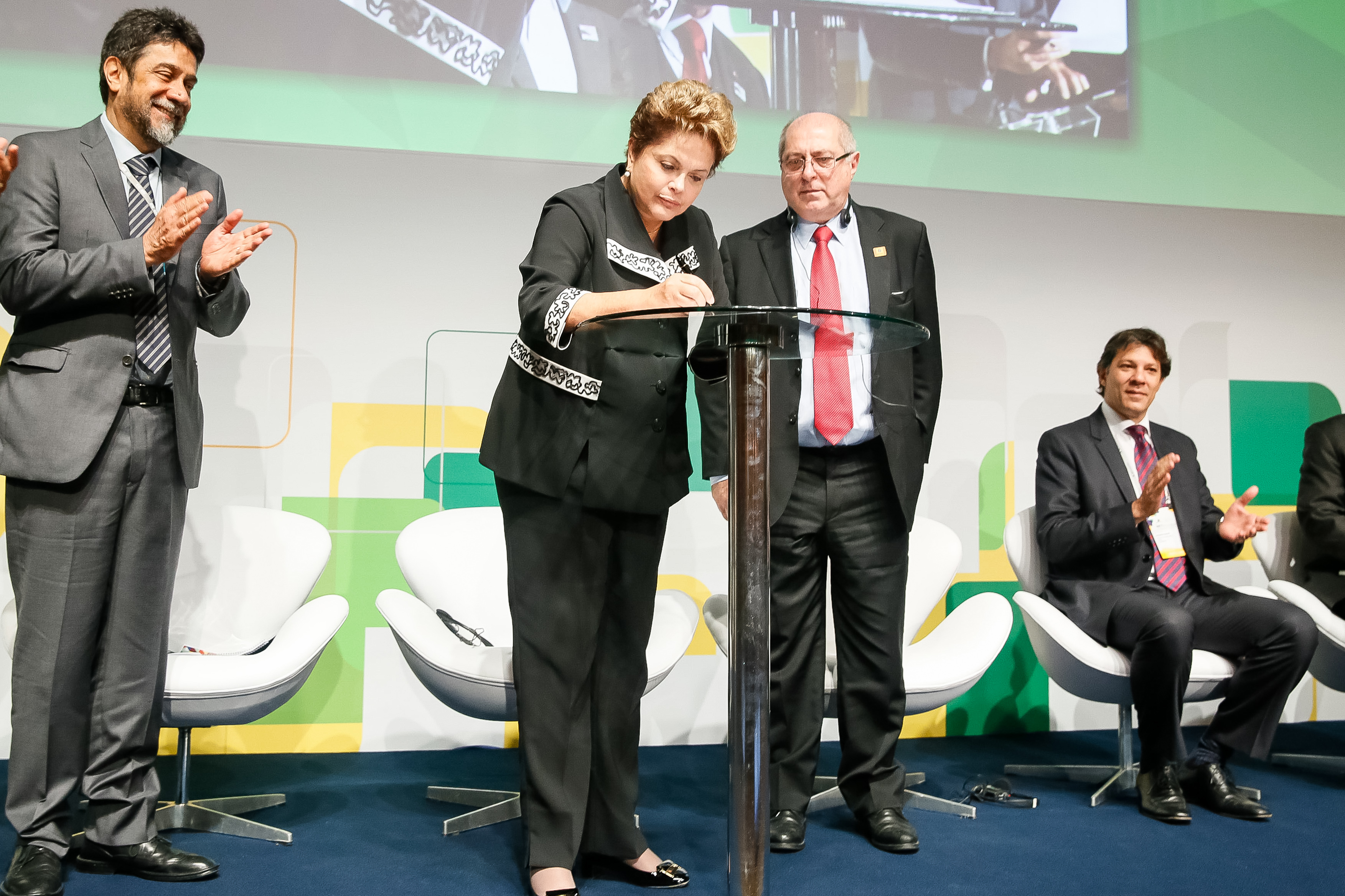  Presidenta Dilma Rousseff sanciona lei que estabelece princípios, garantias, direitos e deveres para o uso da internet no Brasil, durante cerimônia de abertura do Encontro Global Multissetorial sobre o Futuro da Governança da Internet - NET Mundial. São Paulo  - SP, 23/04/2014