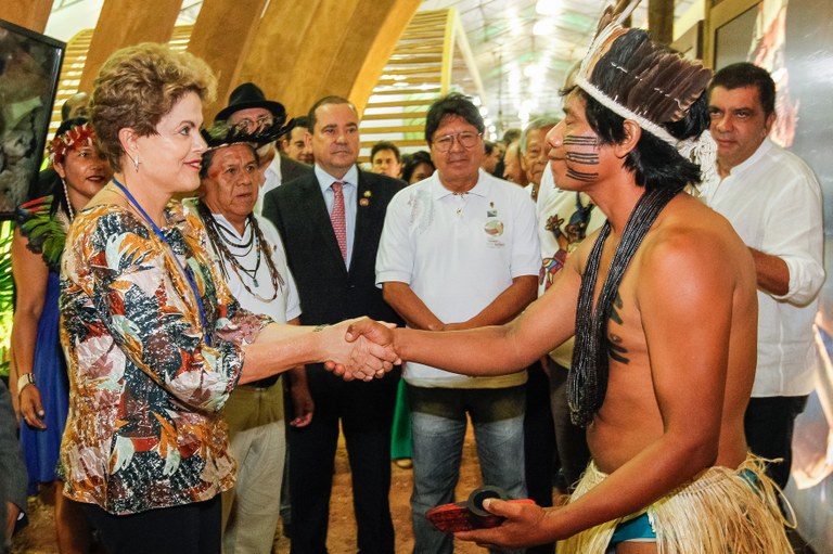  Presidenta Dilma Rousseff durante visita à Feira de Artes Indígenas. Palmas-TO, 23/10/2015  