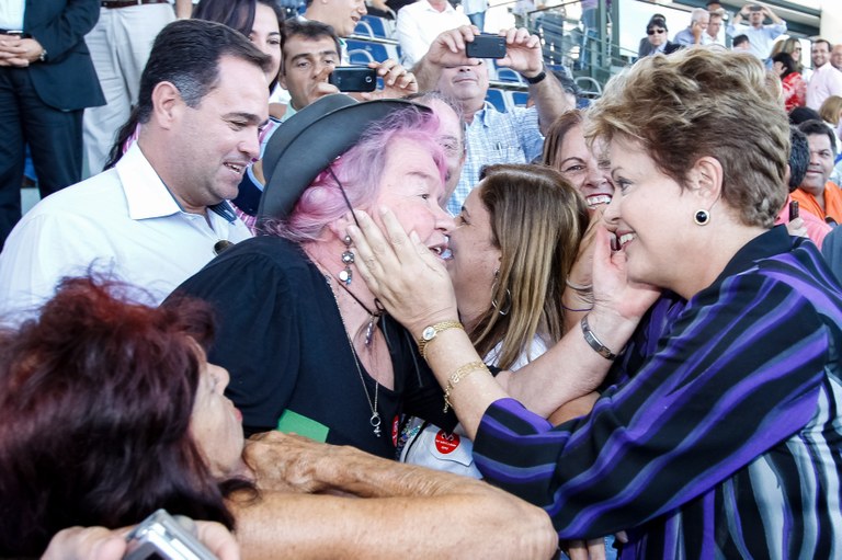 Presidenta Dilma Rousseff cumprimenta e posa para foto com populares após abertura oficial da 79ª Exposição Internacional de Gado Zebu - Expozebu 2013. Uberaba-MG, 03/05/2013