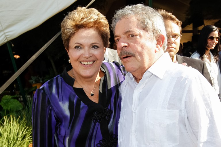 Presidenta Dilma Rousseff cumprimenta e posa para foto com o ex-presidente Lula após abertura oficial da 79ª Exposição Internacional de Gado Zebu - Expozebu 2013. Uberaba - MG, 03/05/2013