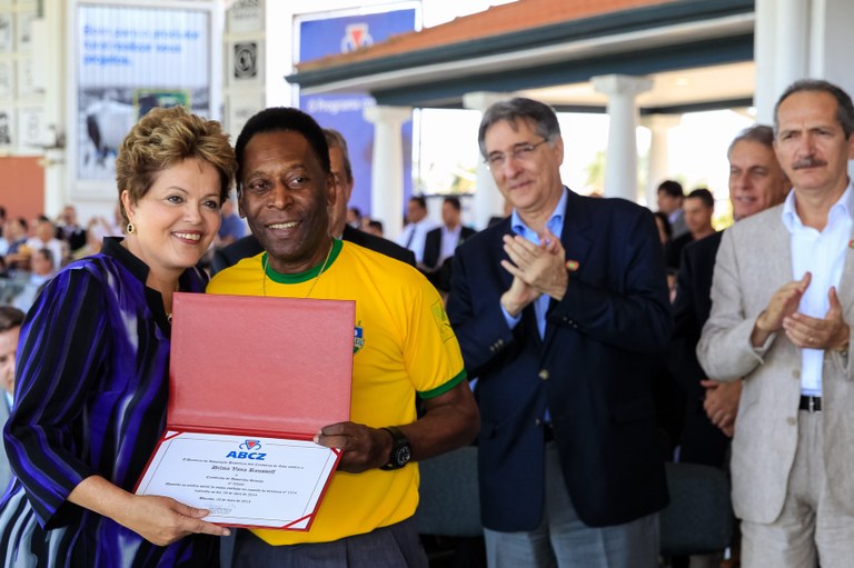 Presidenta Dilma Rousseff recebe de Pelé o título 20.000 de sócia da ABCZ  durante abertura oficial da 79ª Exposição Internacional de Gado Zebu - Expozebu 2013. Uberaba - MG, 03/05/2013