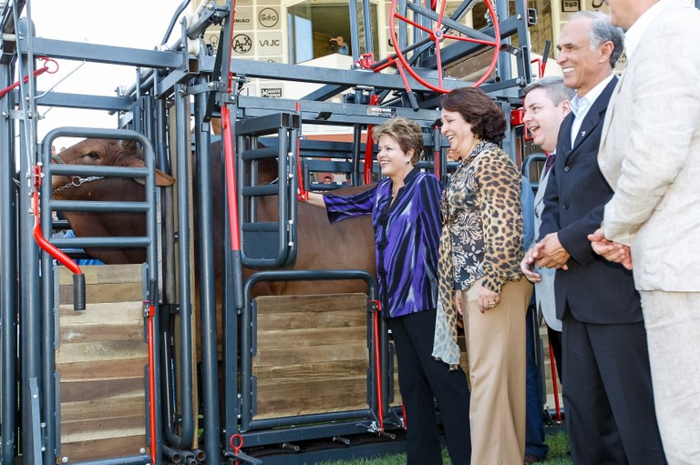 Presidenta Dilma Rousseff com o Governador de Minas Gerais, Antonio Anastasia, Senadora Kátia Abreu, Presidenta da CNA durante vacinação simbólica de um animal após abertura oficial da 79ª Exposição Internacional de Gado Zebu - Expozebu 2013. Uberaba - MG, 03/05/2013