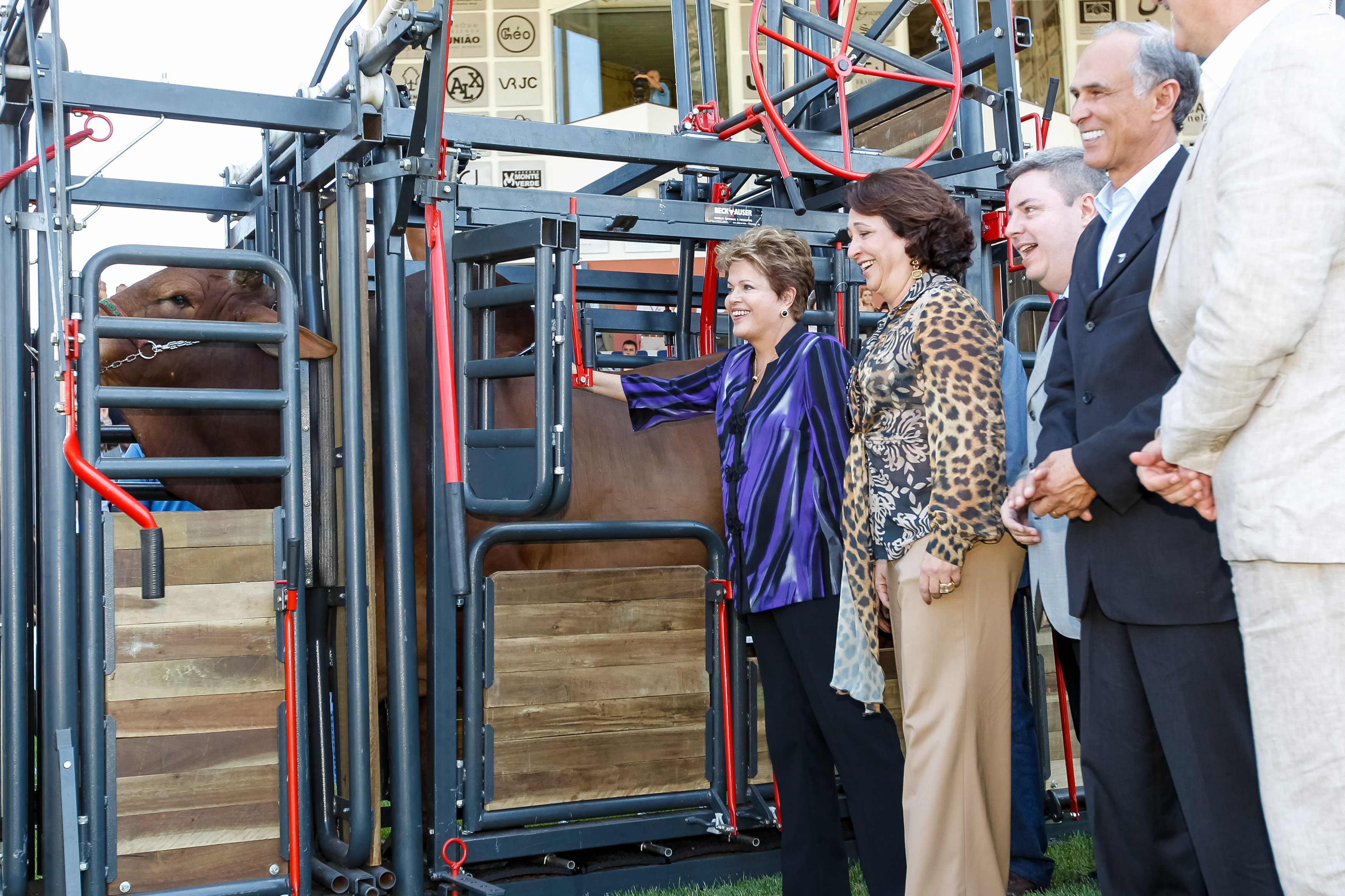 Presidenta Dilma Rousseff com o Governador de Minas Gerais, Antonio Anastasia, Senadora Kátia Abreu, Presidenta da CNA durante vacinação simbólica de um animal após abertura oficial da 79ª Exposição Internacional de Gado Zebu - Expozebu 2013. Uberaba - MG, 03/05/2013