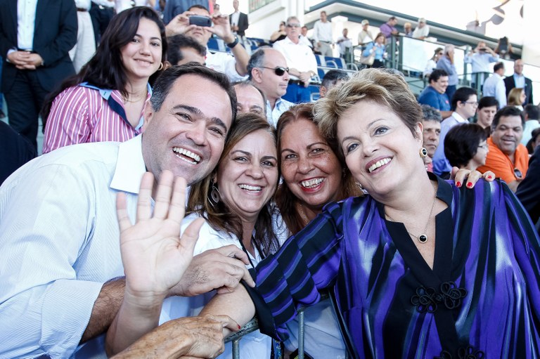Presidenta Dilma Rousseff cumprimenta e posa para foto com populares após abertura oficial da 79ª Exposição Internacional de Gado Zebu - Expozebu 2013. Uberaba - MG, 03/05/2013