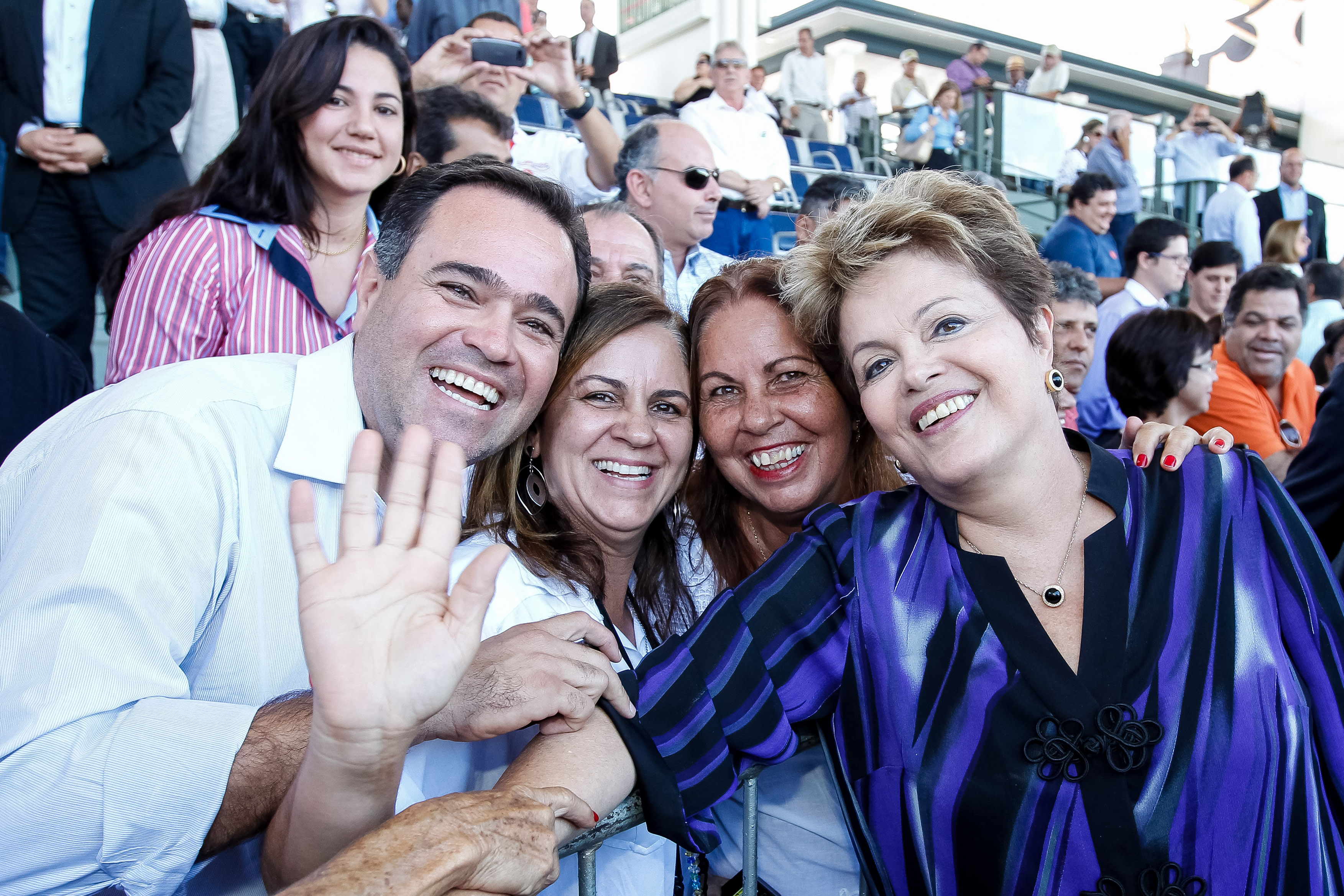 Presidenta Dilma Rousseff cumprimenta e posa para foto com populares após abertura oficial da 79ª Exposição Internacional de Gado Zebu - Expozebu 2013. Uberaba - MG, 03/05/2013