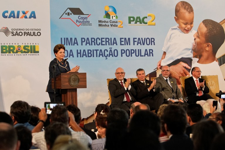 Presidenta Dilma Rousseff durante Cerimônia de assinatura do termo de adesão ao programa Minha Casa, Minha Vida pelo Governo do Estado de São Paulo e do termo de compromisso para a construção de 97 mil unidades habitacionais da faixa I. São Paulo - SP, 12/01/2012 Presidenta Dilma Rousseff durante Cerimônia de assinatura do termo de adesão ao programa Minha Casa, Minha Vida pelo Governo do Estado de São Paulo e do termo de compromisso para a construção de 97 mil unidades habitacionais da faixa I. São Paulo - SP, 12/01/2012