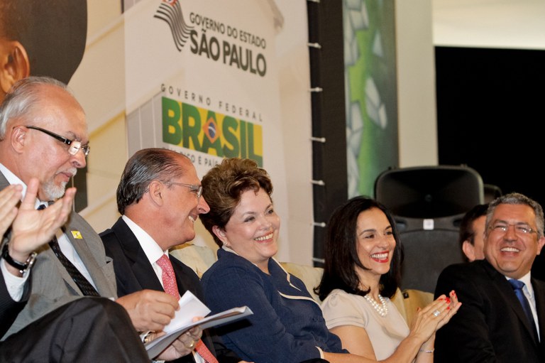 Presidenta Dilma Rousseff durante Cerimônia de assinatura do termo de adesão ao programa Minha Casa, Minha Vida pelo Governo do Estado de São Paulo e do termo de compromisso para a construção de 97 mil unidades habitacionais da faixa I. São Paulo - SP, 12/01/2012 Presidenta Dilma Rousseff durante Cerimônia de assinatura do termo de adesão ao programa Minha Casa, Minha Vida pelo Governo do Estado de São Paulo e do termo de compromisso para a construção de 97 mil unidades habitacionais da faixa I. São Paulo - SP, 12/01/2012